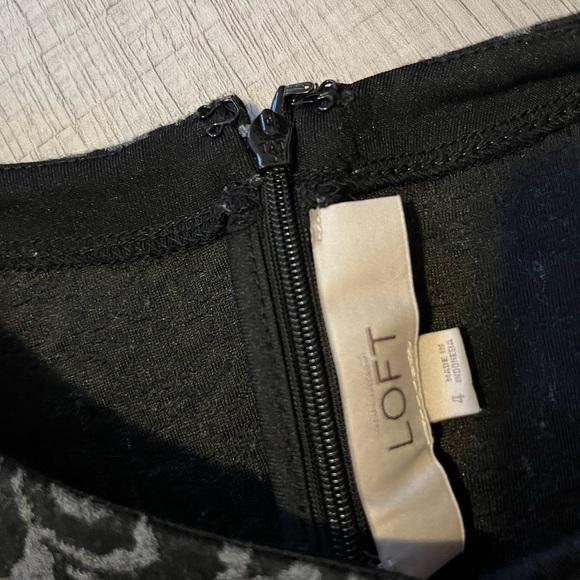 Loft short sleeve A-line patterned dress size 4 - Picture 7 of 9